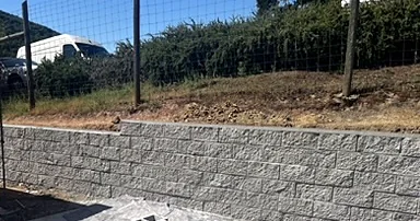 Split-face block retaining wall